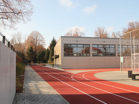 100-m-Laufbahn und Vorplatz