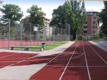 Laufbahn und Ballspielplatz