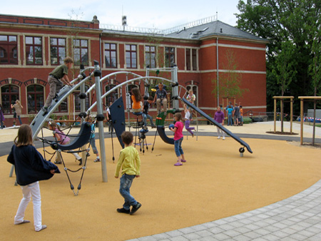 Schulhof mit Spielgert