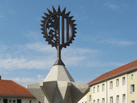 Bronzewappen am Brunnen