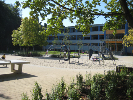 Schulhof - Spielgert