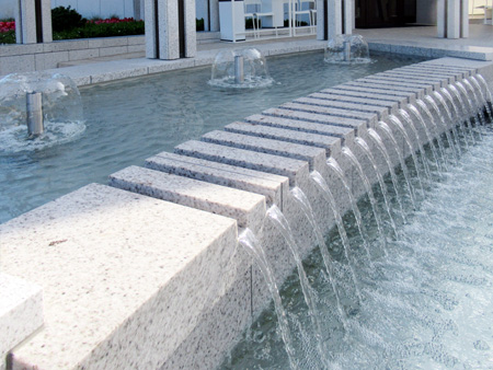 Brunnen Tempeleingang