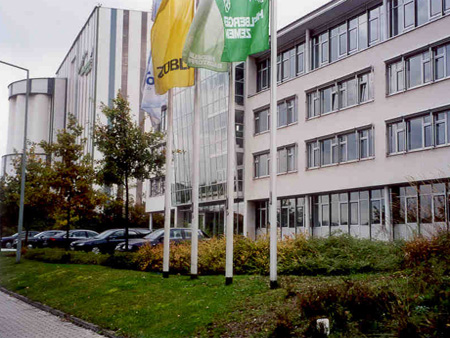 Verwaltungsgebude mit Parkplatz
