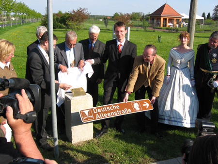 Einweihung Gedenkstein Deutsche Alleenstrae